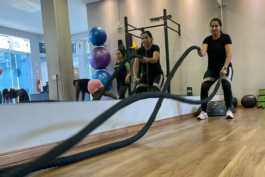 Alunas treinando com corda naval em estúdio de treinamento personalizado